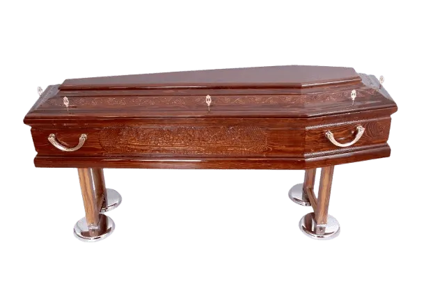 Un sicriu din lemn cu sculpturi decorative, mânere argintii și patru suporturi metalice scurte