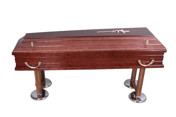 Sicriu din lemn lustruit, cu mânere metalice și un mic element decorativ pe capac