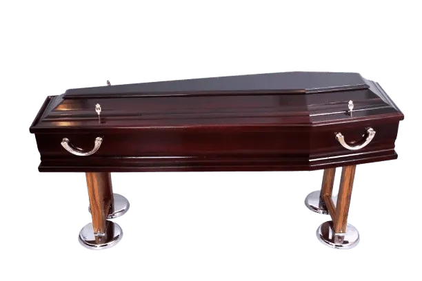 Un sicriu închis, din lemn închis la culoare, cu mânere argintii, așezat pe patru suporturi din lemn