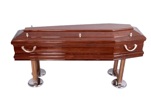 Un sicriu închis din lemn cu finisaj lustruit, mânere argintii și așezat pe patru suporturi metalice