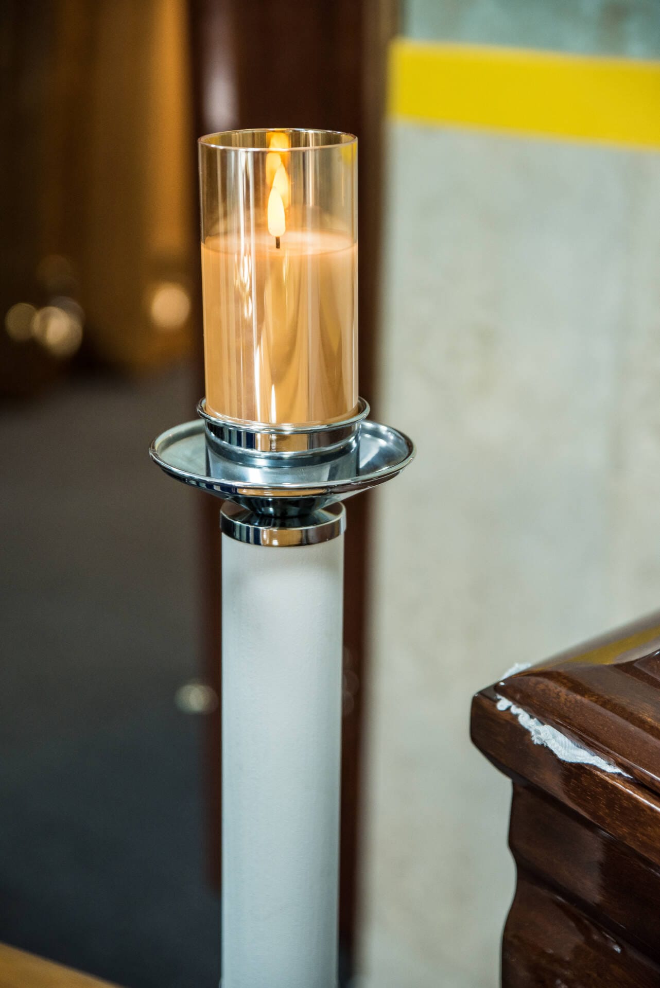 Sicriu din lemn cu accesorii funerare clasice