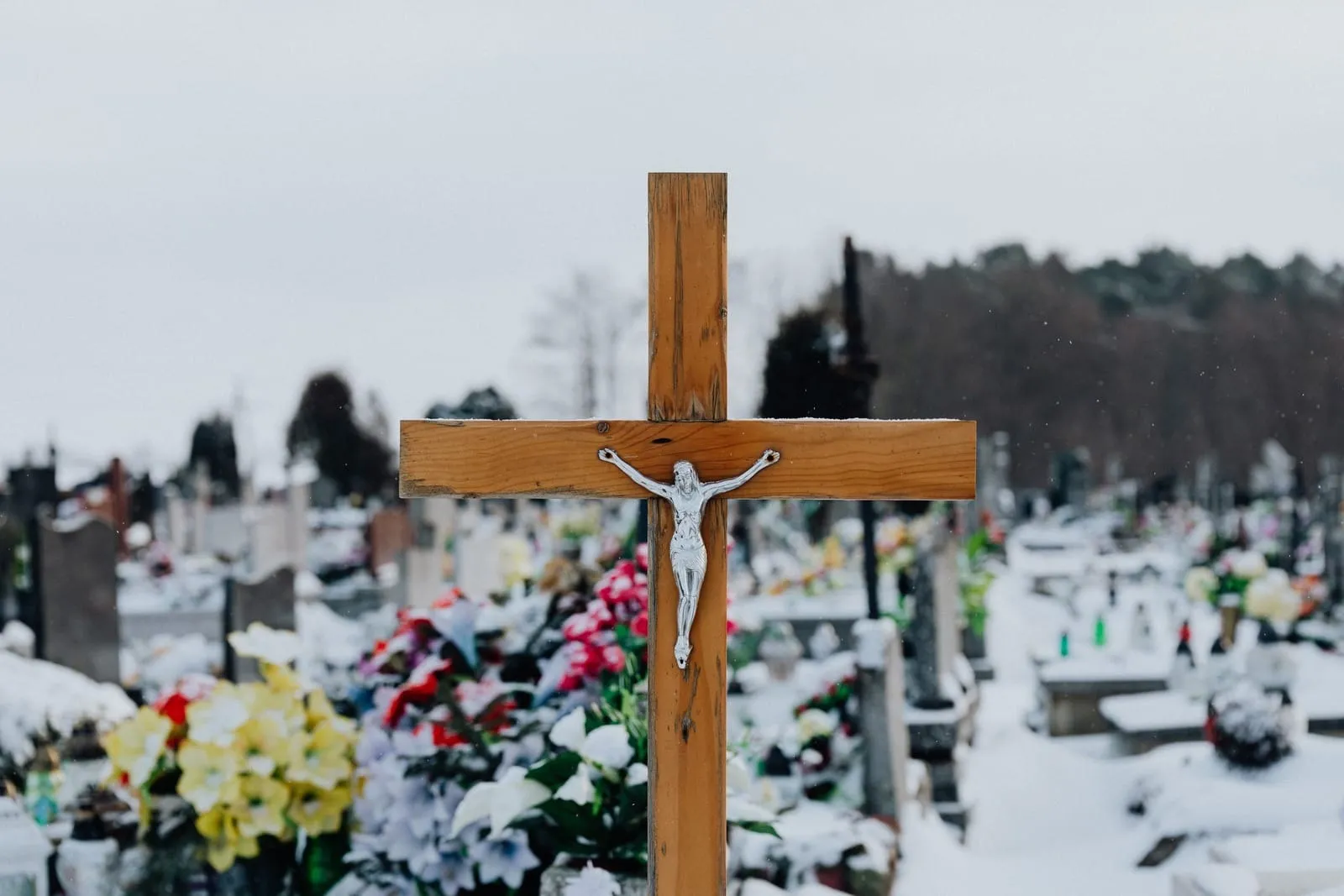 Cruce din lemn intr-un cimitir
