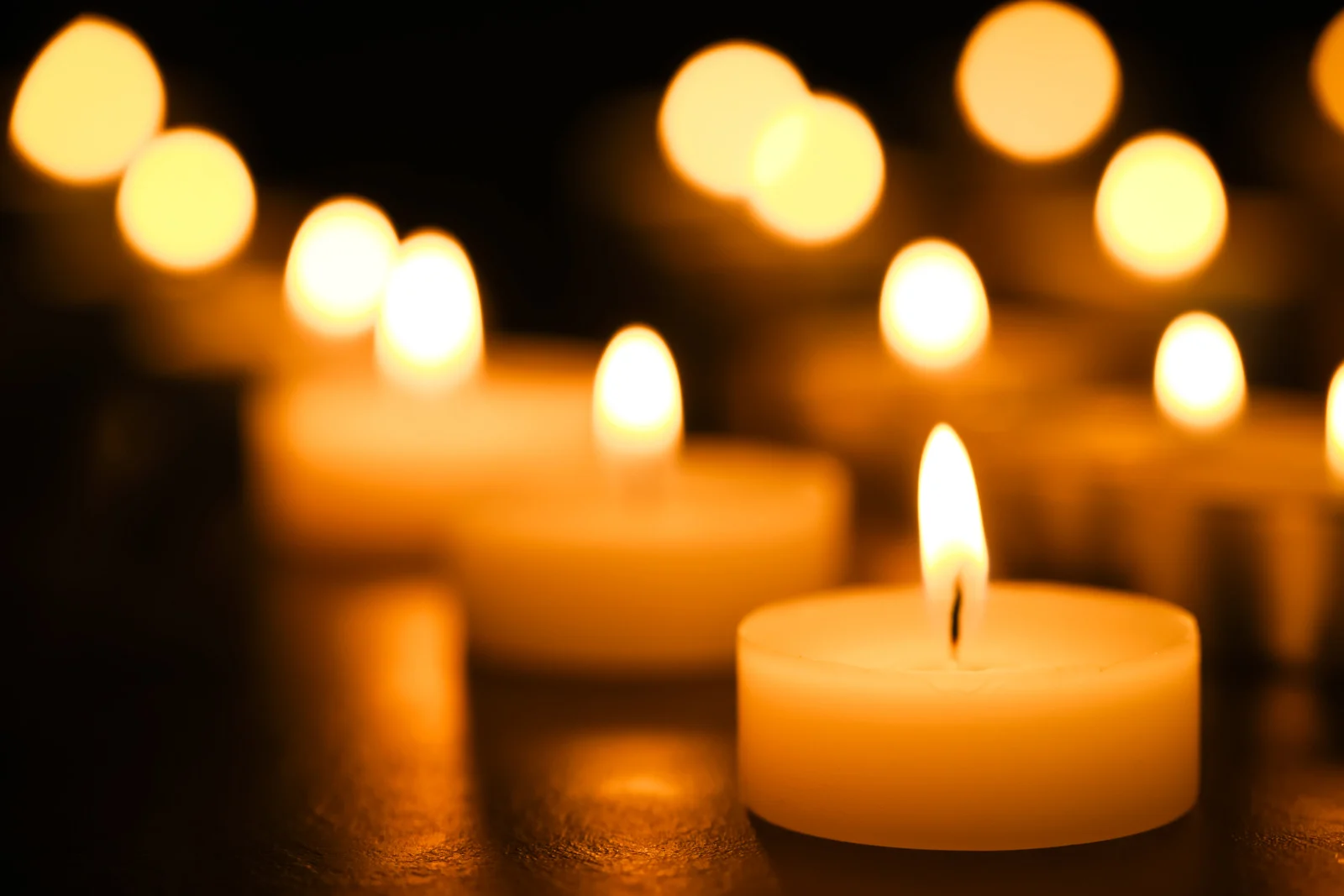 Lumanari aprinse pentru slujba religioasa