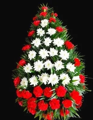 Un aranjament floral în formă de lacrimă cu rânduri alternante de flori albe și roșii