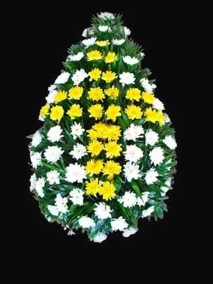 Aranjament floral în formă de lacrimă din flori galbene și albe cu frunze verzi, pe un fundal negru