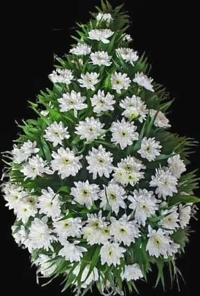 Coroană funerară mare, în formă de lacrimă, formată din flori albe și frunze verzi