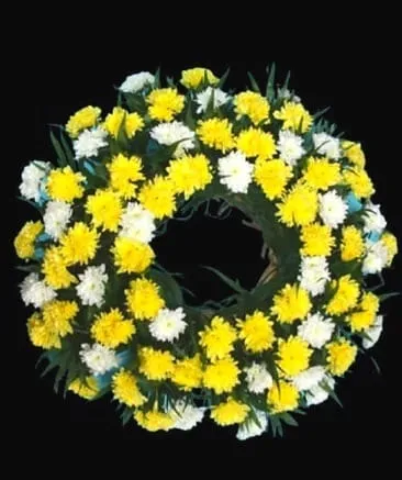 Coroană florală circulară formată din flori galbene și albe alternate, aranjate pe un fundal negru
