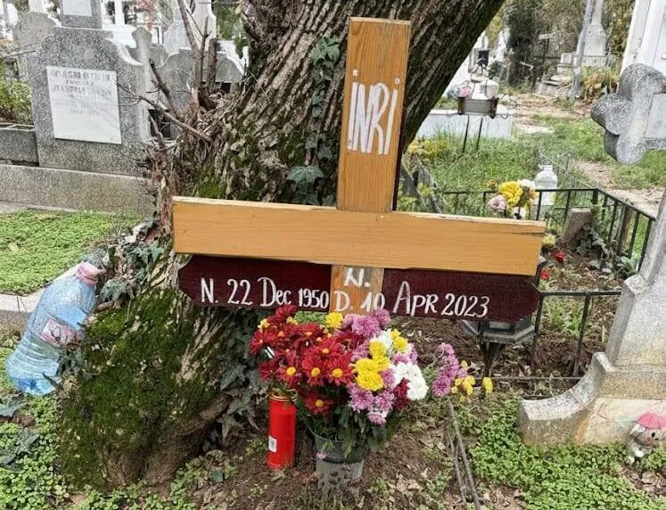 cruce cimitir pantelimon Cruce de mormant in cimitirul Pantelimon