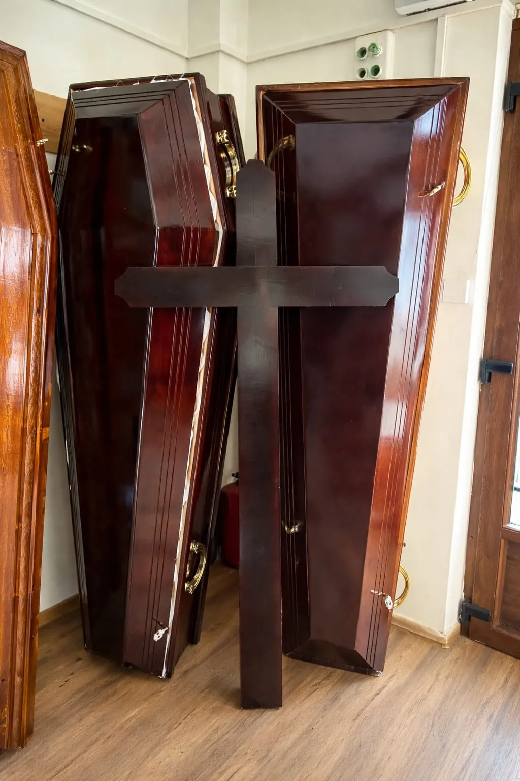 cruce-inchisa-magazin Cruce funerara din lemn expusa in magazin funerar