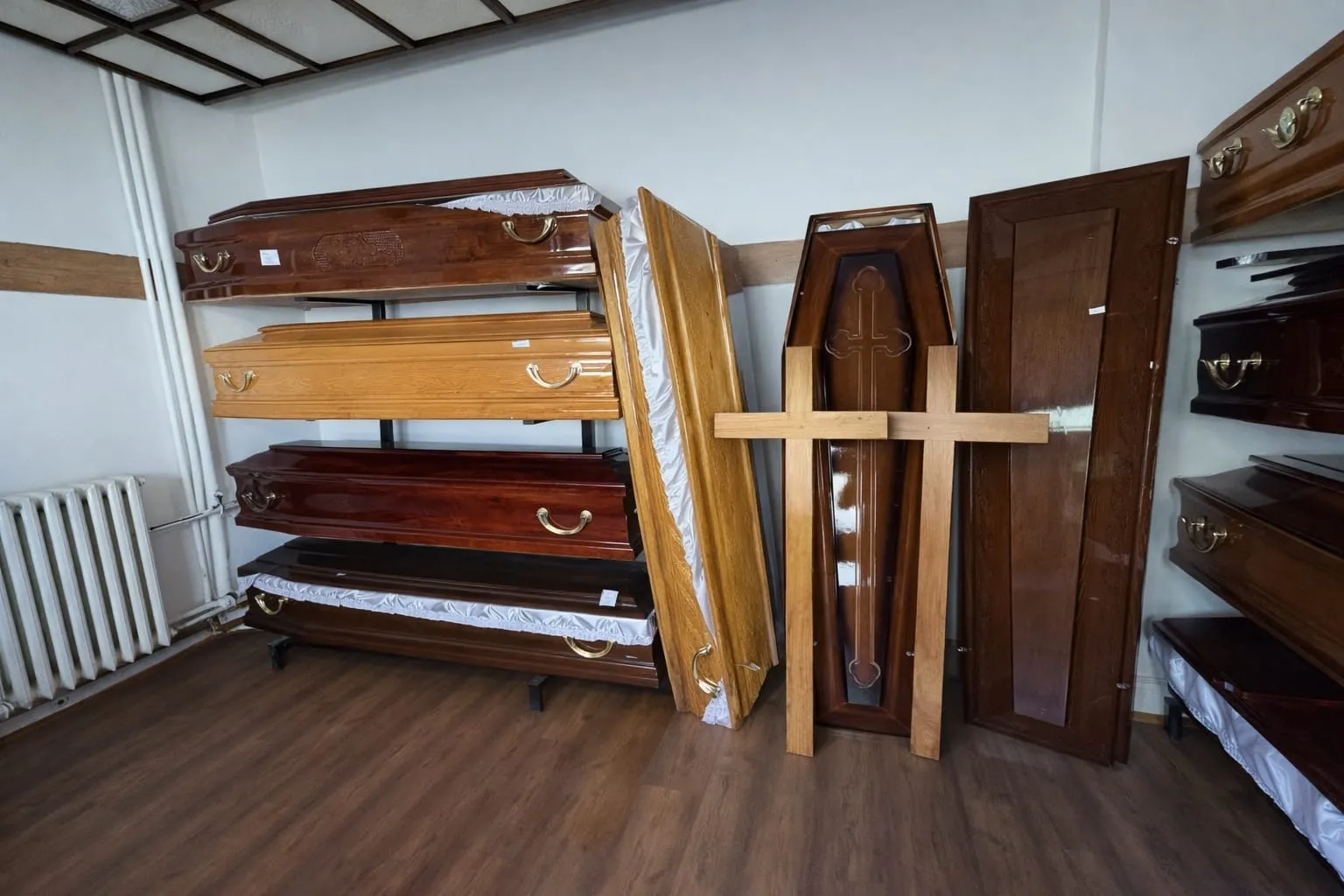 magazin funerare non stop Sicrie din lemn sunt stivuite și aliniate la perete într-un magazin de servicii funerare Bucuresti